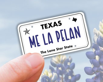Me la pelan Texas plate funny Latina sticker