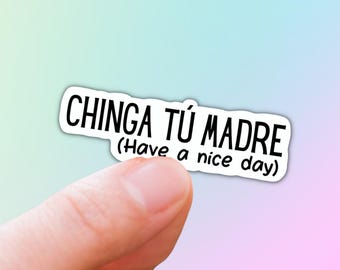 Op de afbeelding: Witte sticker met zwarte tekst die "CHINGA TÚ MADRE (Have a nice day)" zegt