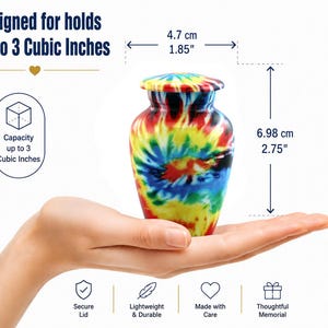 K&ouml;nnte beinhalten: Eine kleine Urne mit Tie-Dye-Muster und sicherem Deckel. Die Urne ist 4,7 cm breit und 6,98 cm hoch und hat ein Fassungsverm&ouml;gen von bis zu 3 Kubikzoll. Die Oberfl&auml;che zeigt ein lebendiges, mehrfarbiges Wirbeldesign.
