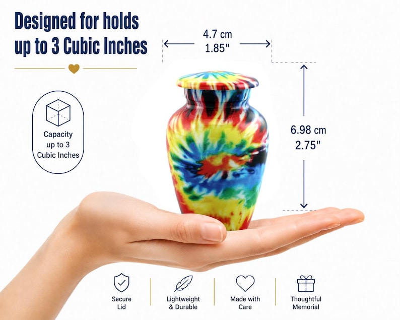 K&ouml;nnte beinhalten: Eine kleine Urne mit Tie-Dye-Muster und sicherem Deckel. Die Urne ist 4,7 cm breit und 6,98 cm hoch und hat ein Fassungsverm&ouml;gen von bis zu 3 Kubikzoll. Die Oberfl&auml;che zeigt ein lebendiges, mehrfarbiges Wirbeldesign.