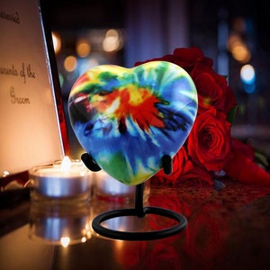 Tie Dye Herz-Andenken-Urne - Tie Dye Mini-Herz-Urne Für Asche - Bunte Herz-Urne - Gedenkherz-Urne mit Samt-Box, Tasche und Ständer