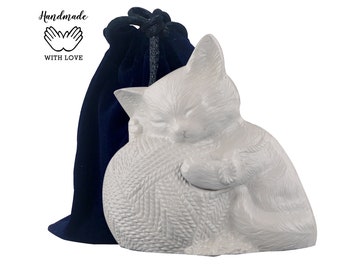 Urne à cendres - Urne à chat blanche - Urne à chat artisanale - Urne à cendres pour animal de compagnie - Minou avec boule de laine Urne - Urne pour chat endormi - Figurine de chat Urne pour animal de compagnie