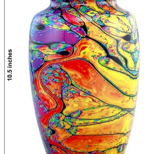 Pu&ograve; includere: Un'urna crematoria colorata con un designo astratto a spirale in tonalit&agrave; di rosso, giallo, blu, verde e viola. L'urna &egrave; larga 15,24 cm e alta 26,67 cm.
