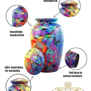 Pu&ograve; includere: Un'urna crematoria colorata con un coperchio avvitato, una base in feltro e una costruzione in lega solida. L'urna presenta un design astratto a spirale in tonalit&agrave; di blu, giallo, rosso e viola. Il testo "IMPERIAL DIGNITY" &egrave; visibile sotto l'urna.