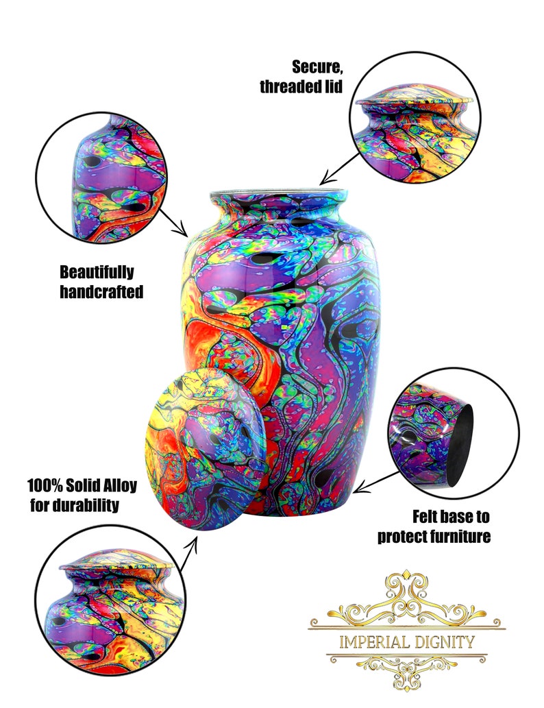 Pu&ograve; includere: Un'urna crematoria colorata con un coperchio avvitato, una base in feltro e una costruzione in lega solida. L'urna presenta un design astratto a spirale in tonalit&agrave; di blu, giallo, rosso e viola. Il testo "IMPERIAL DIGNITY" &egrave; visibile sotto l'urna.