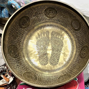 21 inch Buddha feet hand-carved singing bowl - Yoga bowl made in Nepal - Pure resonating sound for meditation, sound bath, Chakra cleansing