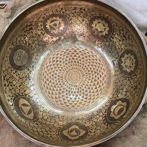 21 inch Large Hand-hammered singing bowl - Yoga bowl made in Nepal - Pure resonating sound for meditation, sound bath, Chakra cleansing