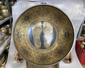 Cuenco tibetano de pie con grabado de pies de Buda – Cuenco tibetano hecho a mano para sanación sonora y meditación