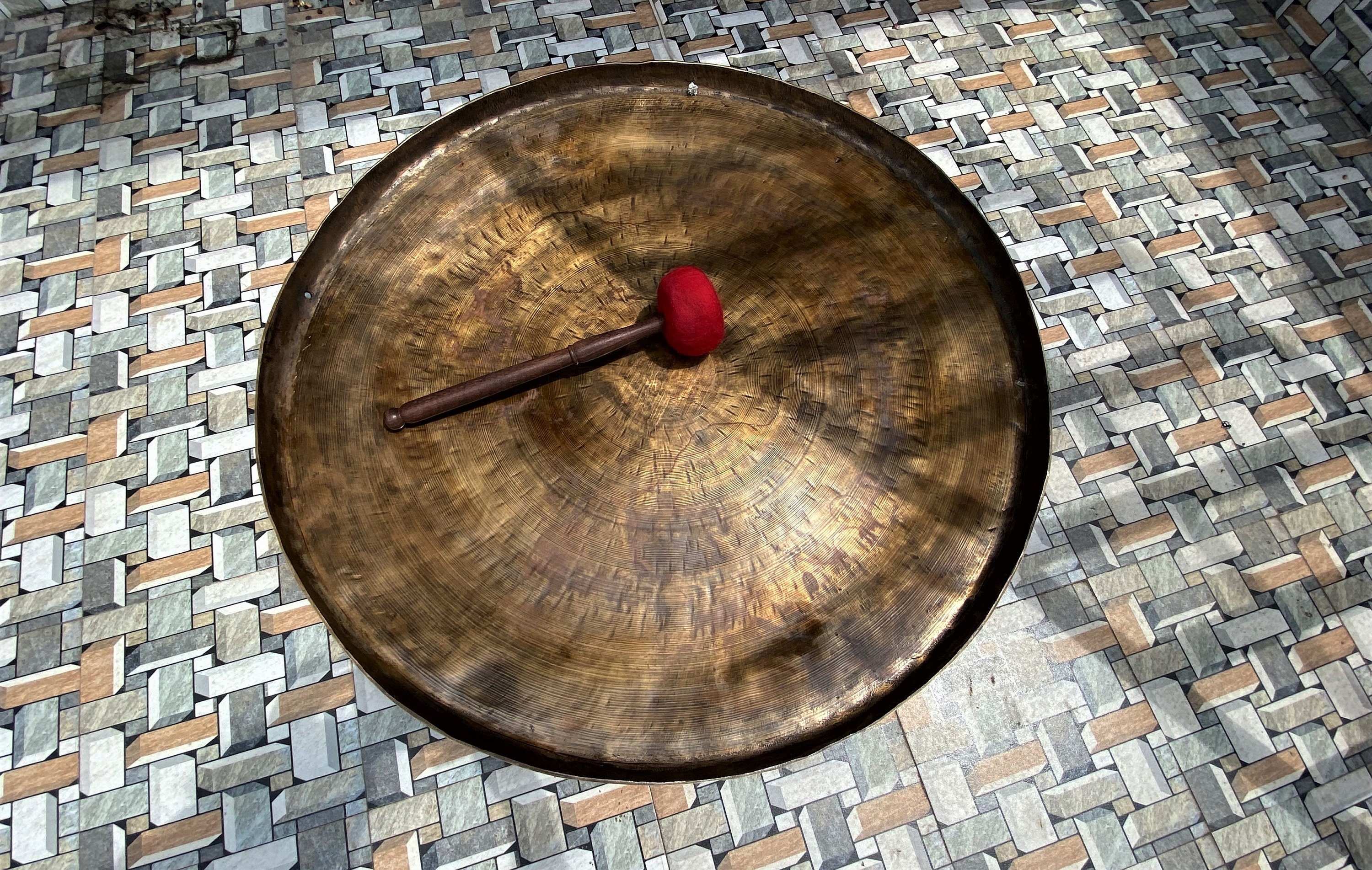 Grande gong tibetano intagliato: suono profondo e risonante, ideale per la meditazione e la terapia del suono (50-100 cm) - Italia