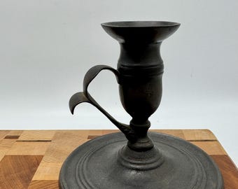 Antyczny rosyjski świecznik żeliwny Kasli Chamberstick z około 1902 roku