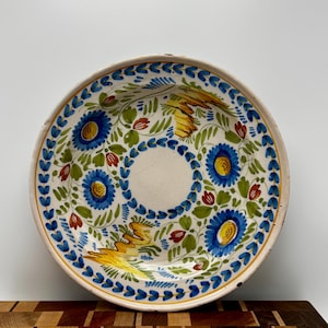 Prato ou tigela de servir em faiança com estilo country antigo francês, arte de parede, possivelmente design de arte popular de Quimper, 30 cm de diâmetro