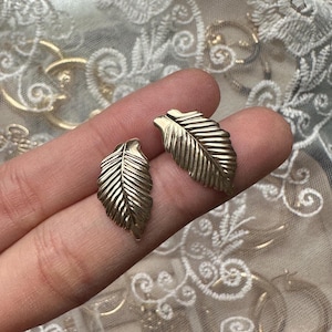 14k | Solid Gold Detailed Leaf Stud Earrings