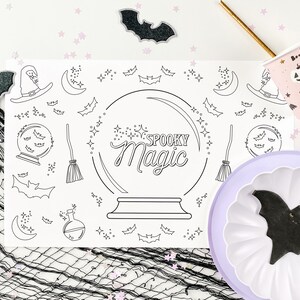 Op de afbeelding: Een zwart-witte printbare kleurplaat met een spookachtig magisch thema. De pagina bevat een glazen bol, een bezem, vleermuizen, sterren en de woorden "Spooky Magic".