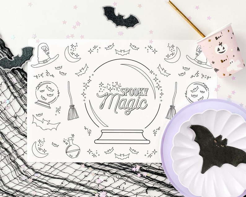 Op de afbeelding: Een zwart-witte printbare kleurplaat met een spookachtig magisch thema. De pagina bevat een glazen bol, een bezem, vleermuizen, sterren en de woorden "Spooky Magic".