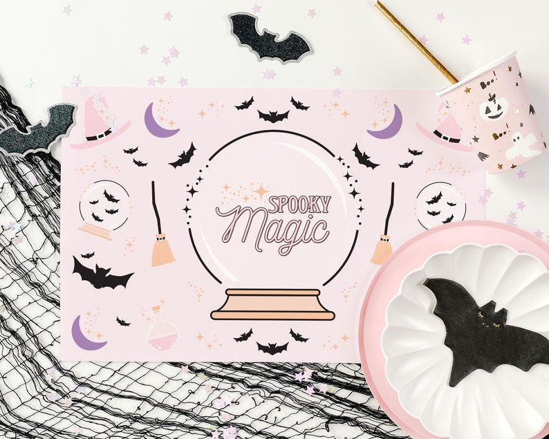 Op de afbeelding: Roze en witte Halloween-placemat met een kristallen bol-ontwerp en de tekst "Spooky Magic".