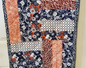 Camino de mesa acolchado hecho a mano (azul y naranja)