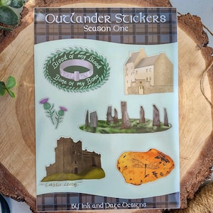 Outlander Vinyl Sticker Bogen A5 | Outlander Aufkleber | Blütenbroch | Jamie und Claire | Schottische Burg | Craigh Na Dunn | Schloss Leoch