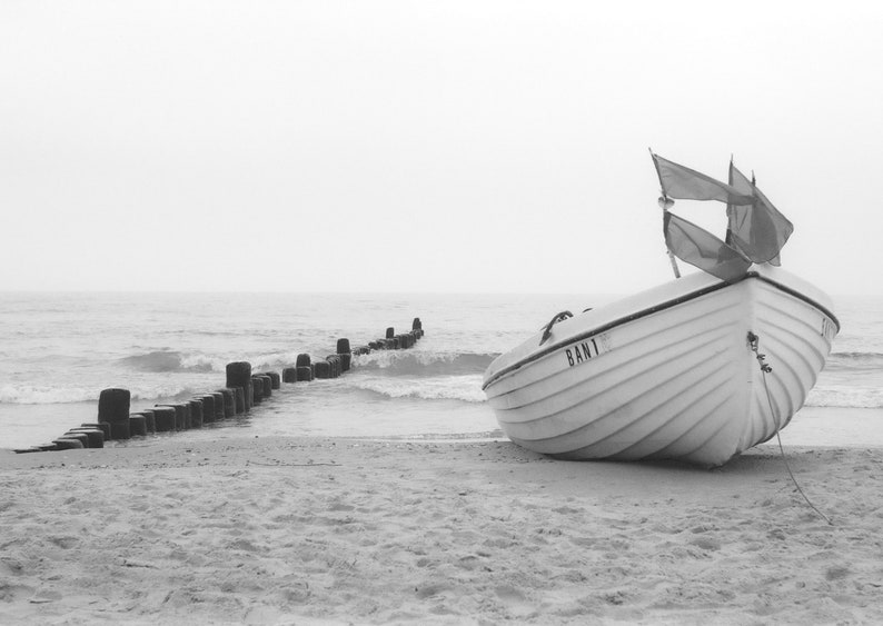 Schwarz-Weiß Fotografie Fischerboot, Druck auf FineArt Baryta Bild 2