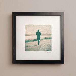 Polaroid Emulsion Lift "The Runner" su carta per acquerello 15 x 15 cm