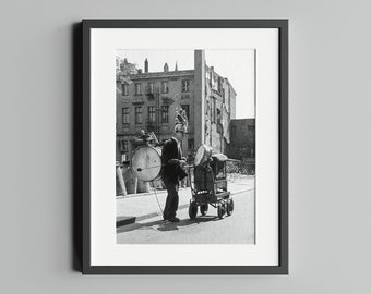 Vintage black-and-white photograph "Berliner Straßenmusikant" (1963), printed on FineArt Baryta