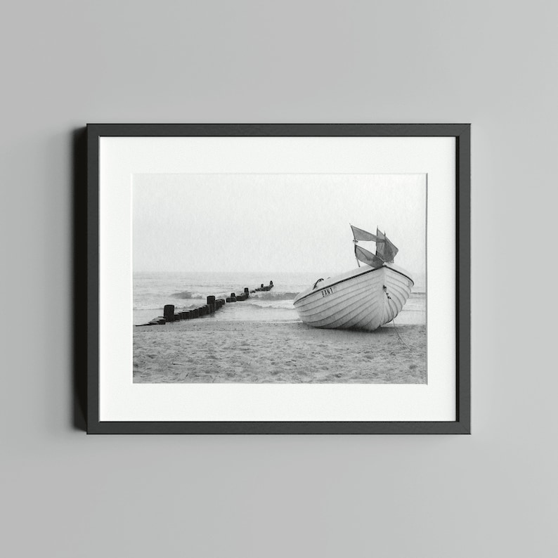 Schwarz-Weiß Fotografie Fischerboot, Druck auf FineArt Baryta Bild 1