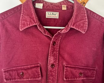 Camisa vintage de gamuza roja de L.L. Bean: un básico para las noches de verano.