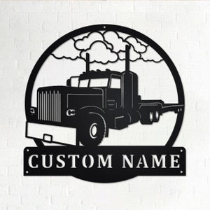 Könnte beinhalten: Schwarze Metallsilhouette eines Sattelzuges mit einem Flachbett-Anhänger, vor einem Hintergrund aus Wolken, in einem runden Rahmen. Die Worte "CUSTOM NAME" sind unter dem LKW dargestellt.