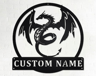 Puede incluir: Arte de pared de metal negro con un dragón con las alas extendidas en un círculo con el texto "CUSTOM NAME" debajo.