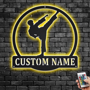 Aangepaste karate metalen muurkunst met led-verlichting, gepersonaliseerde karate decoratie naambord speler naam voor kamer, karate metalen led-decor, karate