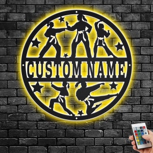 Aangepaste karate metalen wandkunst vrouw met led-verlichting, gepersonaliseerde karate naambord decoratie voor kamer, karate metalen led-decor, karate