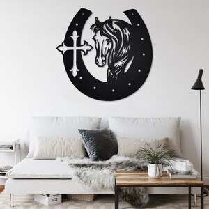 Metallväggkonst med hästsko och kors bild 2