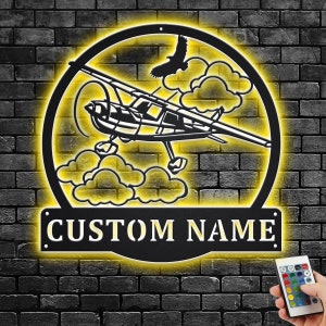 Arte de pared de metal de avión personalizado con luz LED, letrero con nombre de piloto personalizado para habitación, decoración de avión para el hogar, avión personalizado