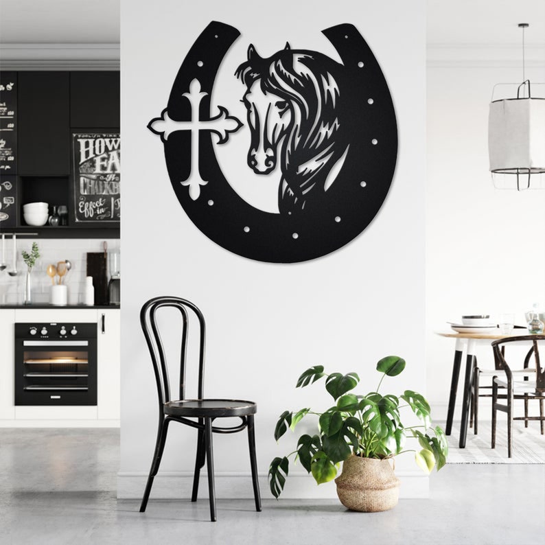 Metallväggkonst med hästsko och kors bild 3