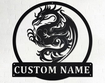 Puede incluir: Arte de pared de metal negro con un diseño de dragón estilizado en un marco circular con el texto "CUSTOM NAME" debajo.