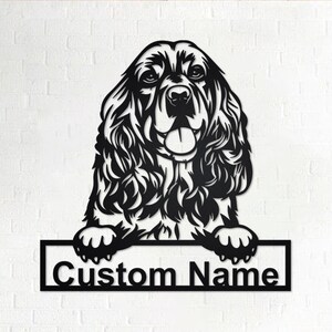 Könnte beinhalten: Schwarze Metallsilhouette eines Cocker Spaniel Hundes mit langem, fließendem Fell, der mit herausgestreckter Zunge nach oben schaut. Der Hund schaut über ein rechteckiges Schild mit der Aufschrift "Custom Name".