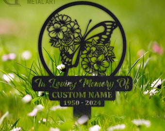 Può includere: Paletto da giardino in metallo nero con un design a farfalla e fiori. Il paletto ha un cartello che recita "In Loving Memory Of CUSTOM NAME 1950-2024".