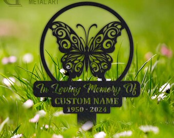 Può includere: Paletto da giardino in metallo nero con un design a farfalla e il testo "In Loving Memory Of CUSTOM NAME 1950 - 2024".