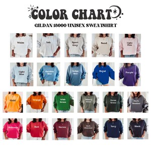 Op de afbeelding: Kleurenkaart met 24 verschillende kleuren Gildan 18000 unisex sweaters. De kleuren omvatten wit, as, sport grijs, zand, licht roze, lichtblauw, carolina blauw, indigo blauw, koninklijk blauw, paars, goud, oranje, Iers groen, legergroen, bosgroen, donker grijs, heliconia, rood, maroon, donker chocolade, marineblauw en zwart.