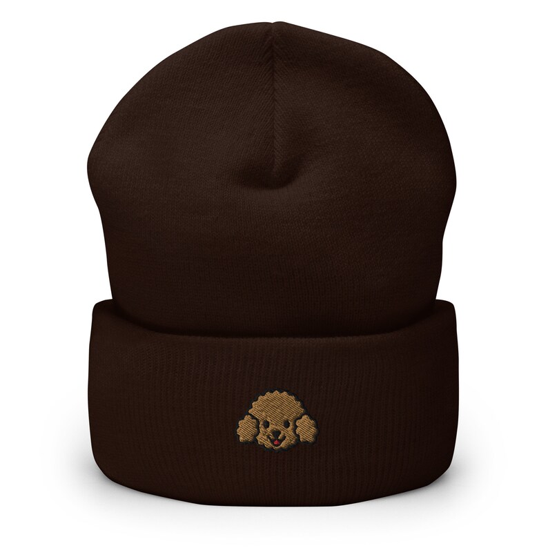 Puede incluir: Un gorro marr&oacute;n con un peque&ntilde;o dise&ntilde;o de caniche bordado en la parte delantera.