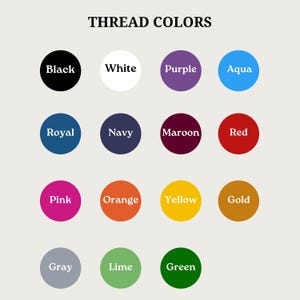 Może przedstawiać: Karta kolor&oacute;w zatytułowana "THREAD COLORS" przedstawia r&oacute;żne kolory nici. Kolory są ułożone w okrągłych pr&oacute;bkach, w tym czarny, biały, fioletowy, aqua, kr&oacute;lewski, granatowy, bordowy, czerwony, r&oacute;żowy, pomarańczowy, ż&oacute;łty, złoty, szary, limonkowy i zielony.