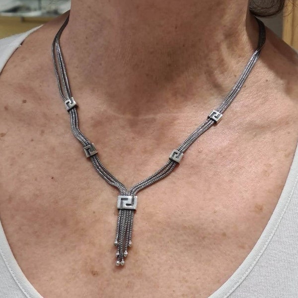 Meander ketting met meerdere kettingen, allemaal in Sterling Silver 925. Een Lariat & Y ketting met handgebreide kettingen. Oude Griekse volksjuwelen