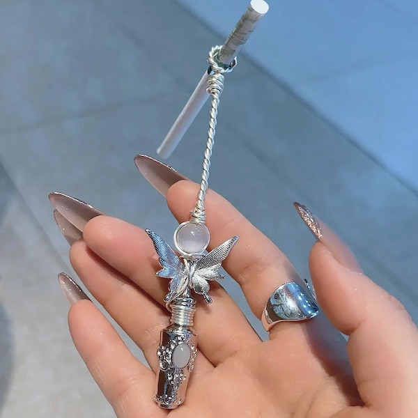 Soporte para cigarrillos con forma de varita mágica hecho a mano, accesorio de tabaco plateado con alambre y mariposa