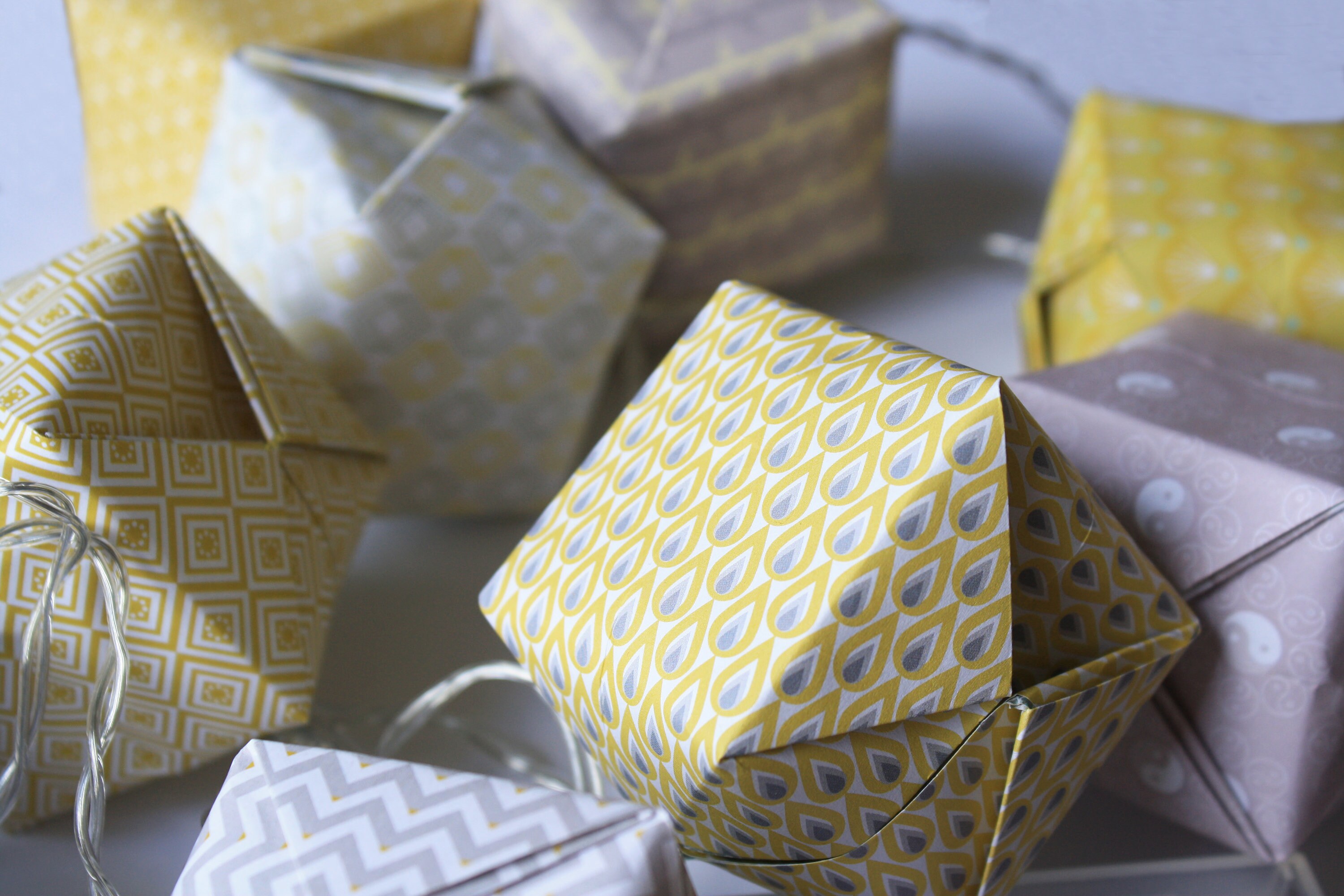 Guirlande Lumineuse Led en Papier Origami - Série Motifs Zen Jaune et Gris
