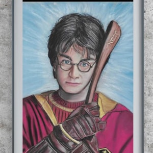 Puede incluir: Un dibujo colorido de Harry Potter con una túnica roja y dorada, sosteniendo un palo de madera con la palabra "Nimbus" escrita en él. El fondo es azul claro con un halo blanco alrededor de la cabeza de Harry.