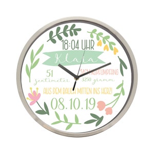 Könnte beinhalten: Eine weiße runde Uhr mit silbernem Rahmen. Das Zifferblatt der Uhr hat ein grünes und gelbes Blumenmuster mit dem Text "18:04 UHR Klara 51 Zentimeter 3250 Gramm AUS DEM BAUCH MITTEN INS HERZ! 08.10.19".