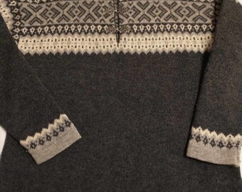 Old Highland knitted wool men's sweater with pewters clasps closure size M