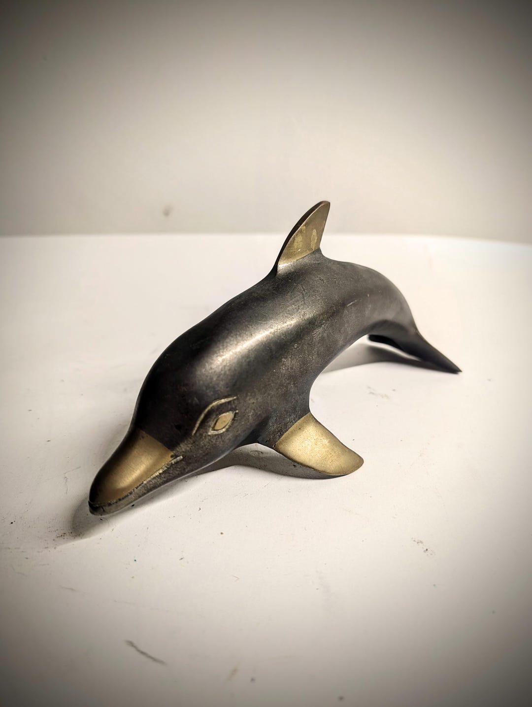 Bella scultura vintage in ottone del delfino bellissima