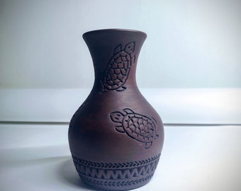 MOHAWK vase -six nations native art pottery Turtle and dove incised Rare "turtle" hand carved vase