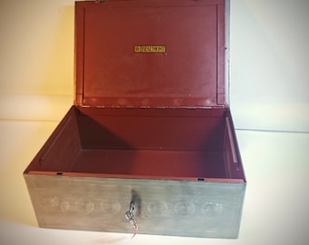 Bonita caja antigua/vintage Big Heavy Money-volt Beaumont Llaves originales detalladas en el interior rojo