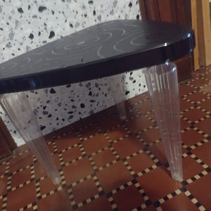 Ikea Bölsö Dreiecks-Beistelltisch von Maria Vinka Vintage-Couchtisch, 100 % recycelte Haustiere